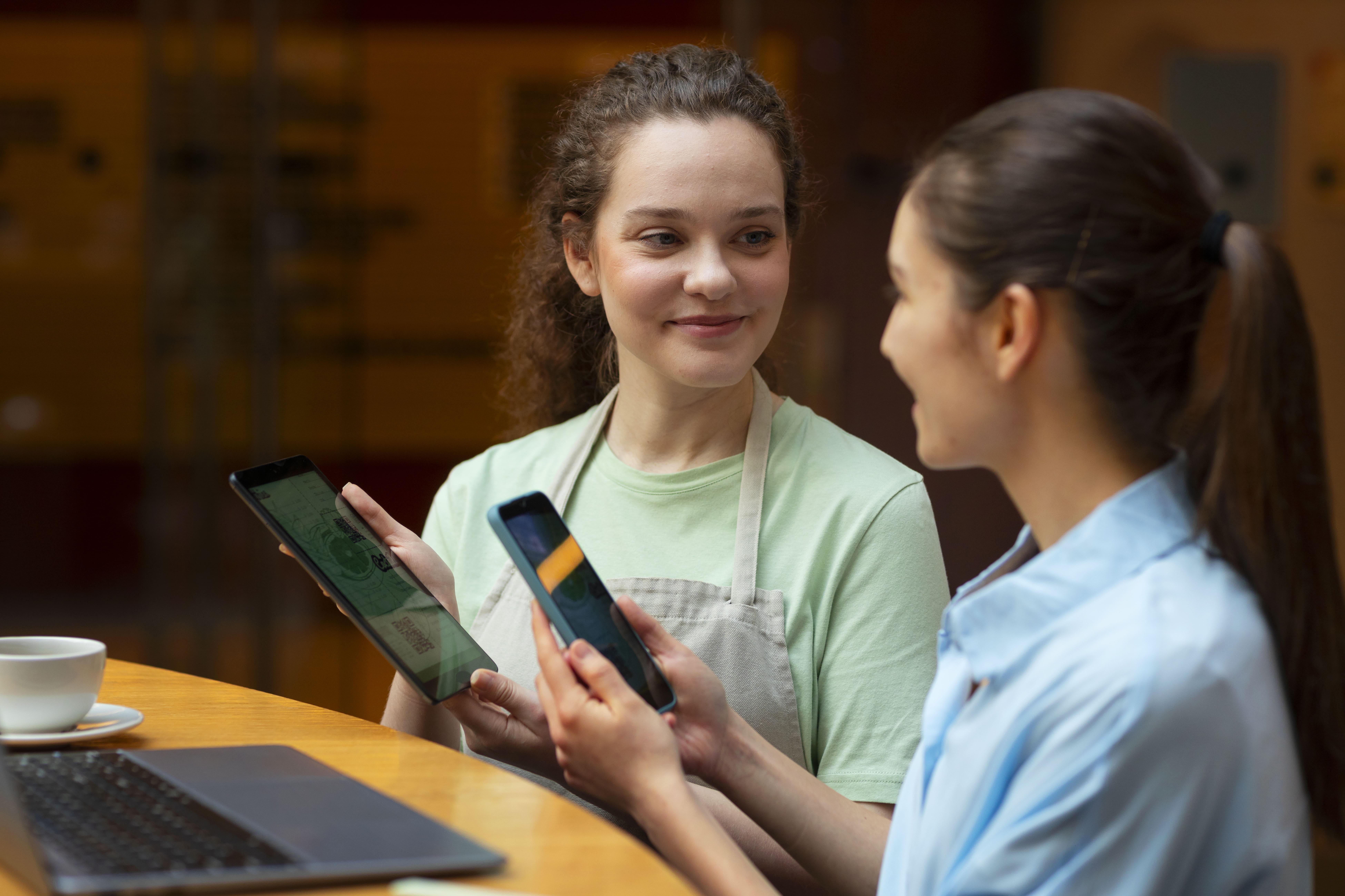 Chat ibrida AI-umano: playbook per l’automazione reception hotel